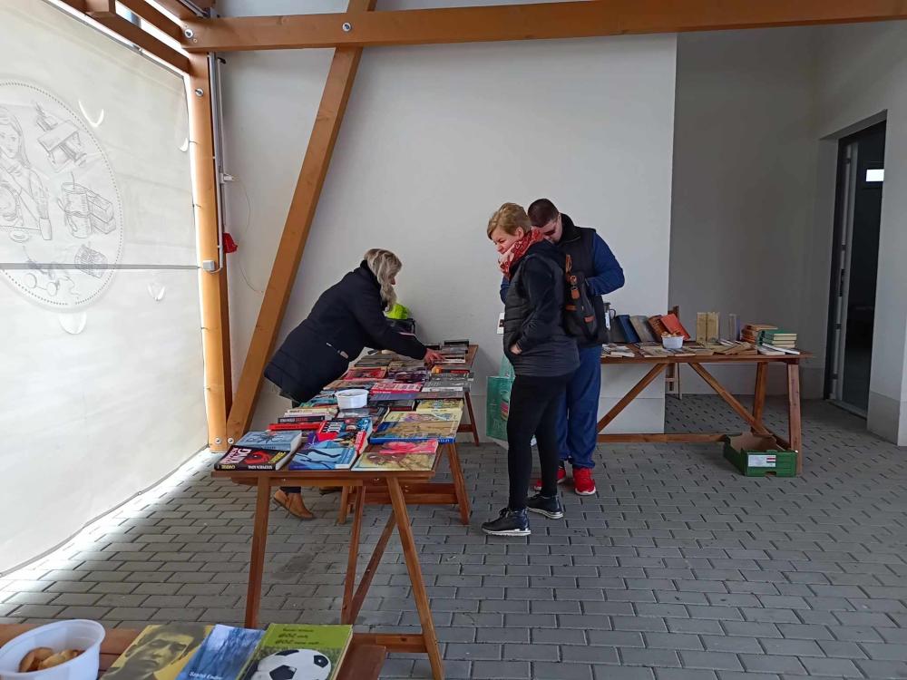 Tízet vihet, tízet hozhat – Kincskeresésnek tartják a piaci könyvcsereberét a bakonyi könyvmolyok